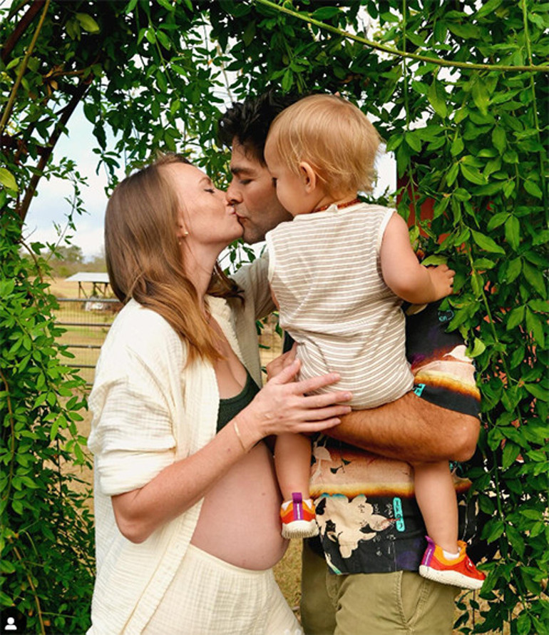 Hızlı çapkın artık traktörle tarla sürüyor... Yıllar sonra doğduğu topraklara döndü... Şimdi bir bebeği daha olacak