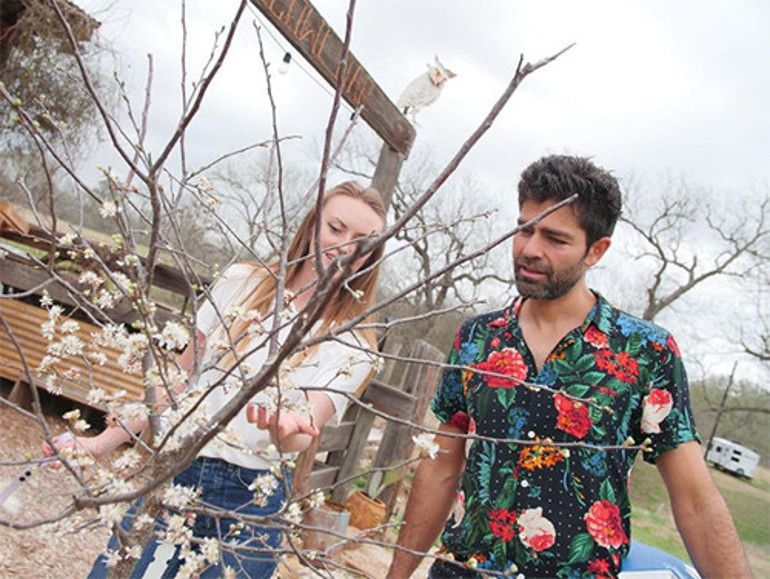 Hızlı çapkın artık traktörle tarla sürüyor... Yıllar sonra doğduğu topraklara döndü... Şimdi bir bebeği daha olacak