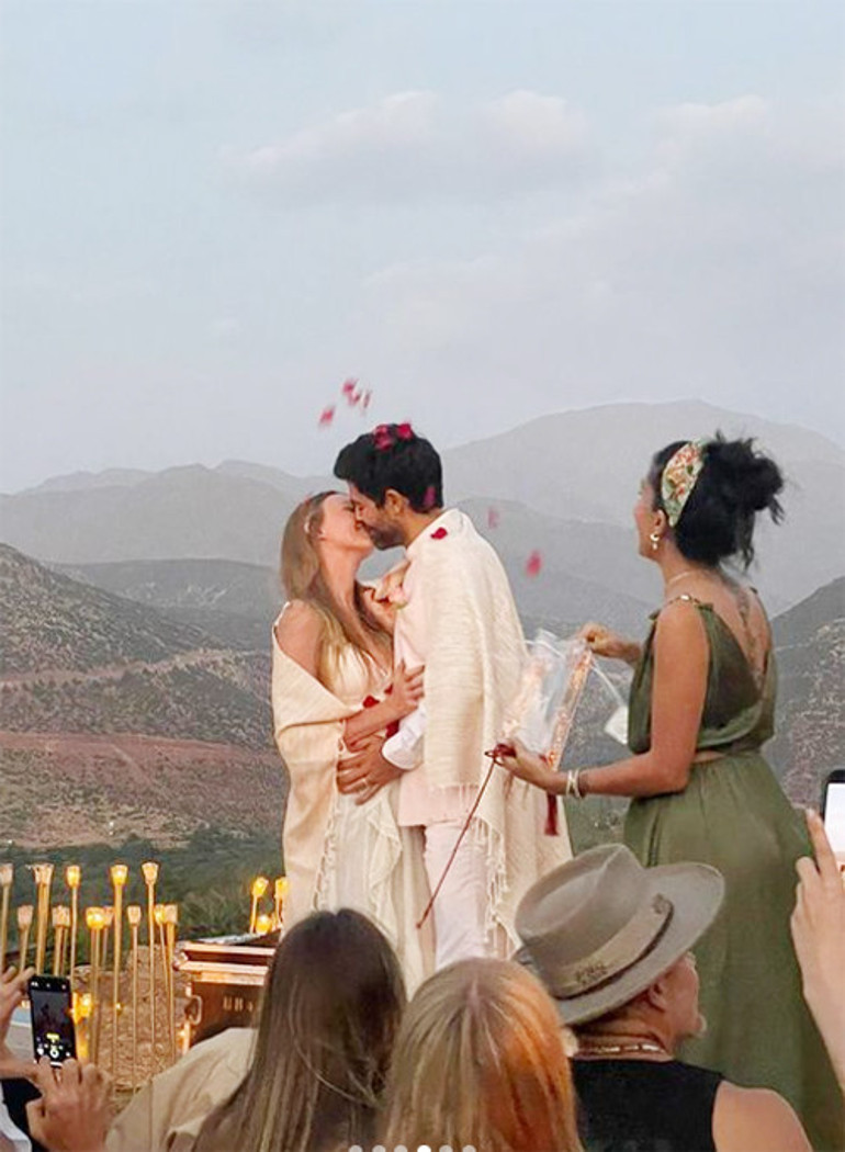 Hızlı çapkın artık traktörle tarla sürüyor... Yıllar sonra doğduğu topraklara döndü... Şimdi bir bebeği daha olacak