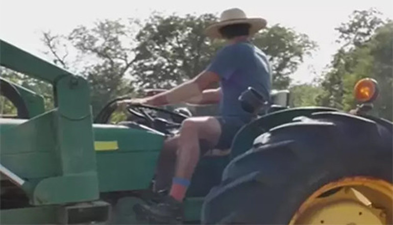 Hızlı çapkın artık traktörle tarla sürüyor... Yıllar sonra doğduğu topraklara döndü... Şimdi bir bebeği daha olacak
