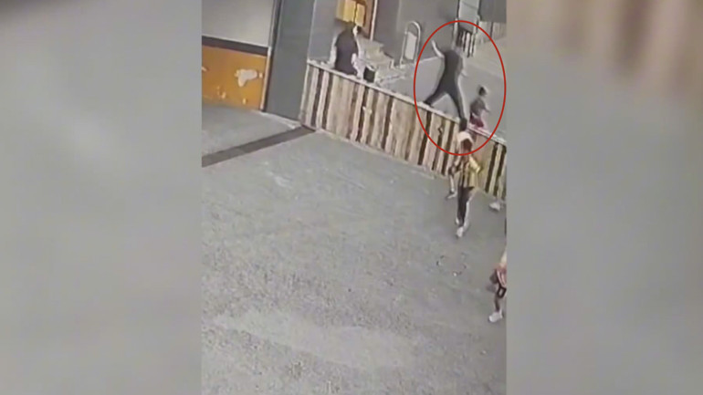 Tuzlada alışveriş merkezinde dehşete düşüren görüntü 7 yaşındaki çocuğu yere fırlattı... İstanbul Emniyet Müdürlüğünden açıklama