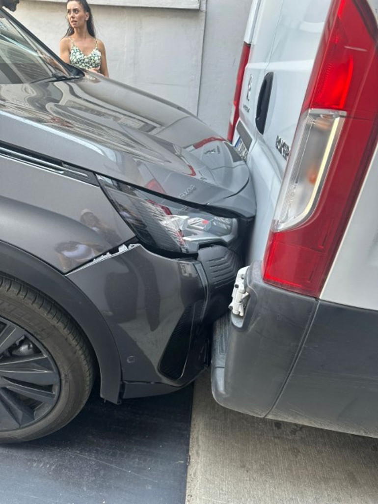 2 milyon liralık otomobiline serviste araç çarptı, yetkililerin cevabıyla şaşkına döndü