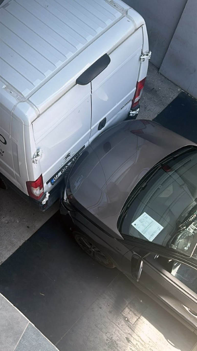 2 milyon liralık otomobiline serviste araç çarptı, yetkililerin cevabıyla şaşkına döndü