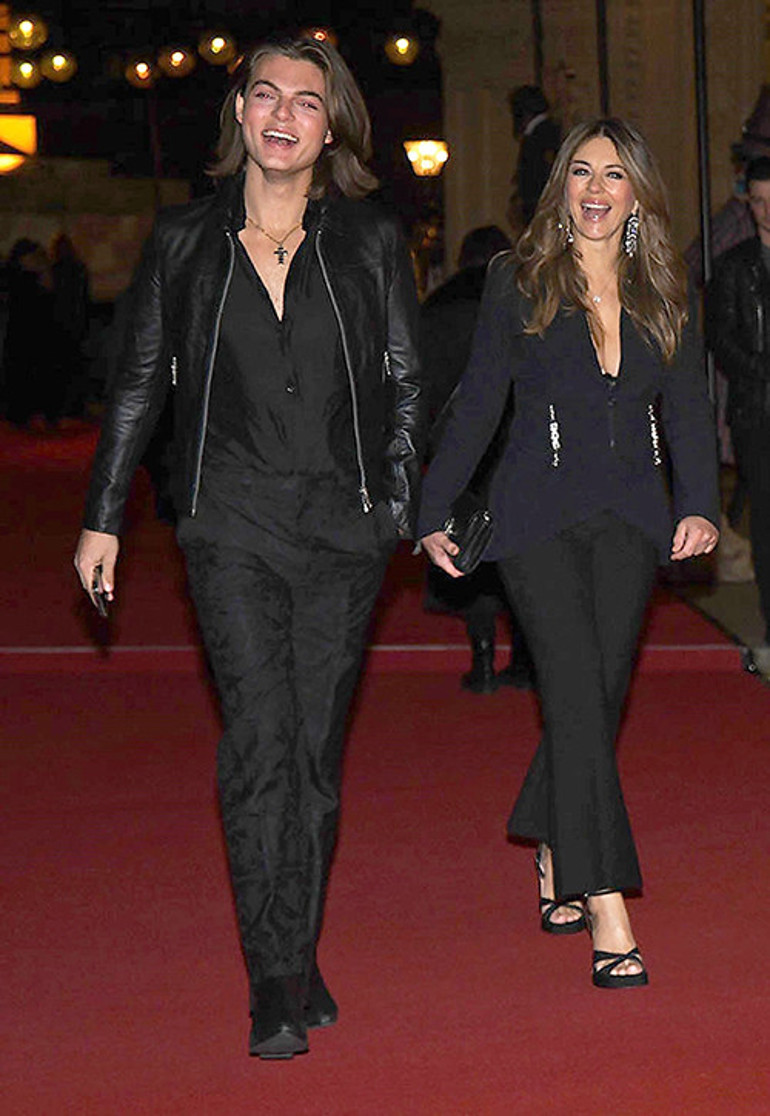 Öz babası ondan soyadını bile esirgedi... Oğlunu aşıklarıyla beraber büyüttü... Birbirlerinin kimsesi oldular