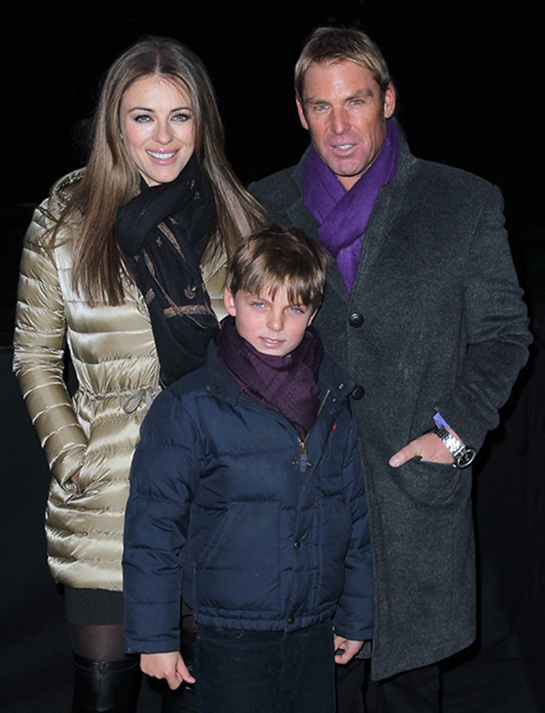 Öz babası ondan soyadını bile esirgedi... Oğlunu aşıklarıyla beraber büyüttü... Birbirlerinin kimsesi oldular