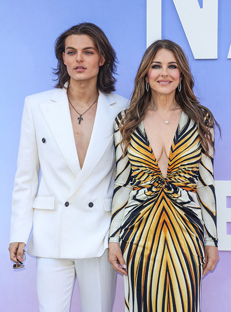 Öz babası ondan soyadını bile esirgedi... Oğlunu aşıklarıyla beraber büyüttü... Birbirlerinin kimsesi oldular