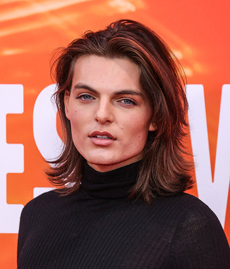 Öz babası ondan soyadını bile esirgedi... Oğlunu aşıklarıyla beraber büyüttü... Birbirlerinin kimsesi oldular