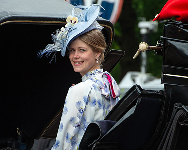 Utangaç gülümsemesi uçup gitti...Saçlarını açtı, kendini gençlik aşkının kollarına bıraktı