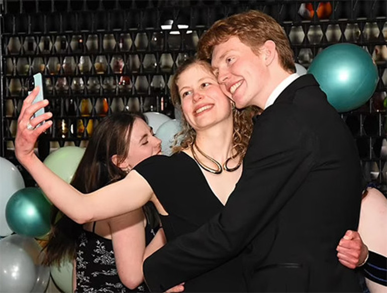 Utangaç gülümsemesi uçup gitti...Saçlarını açtı, kendini gençlik aşkının kollarına bıraktı