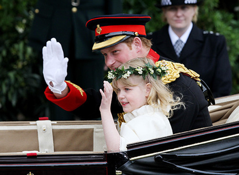 Utangaç gülümsemesi uçup gitti...Saçlarını açtı, kendini gençlik aşkının kollarına bıraktı