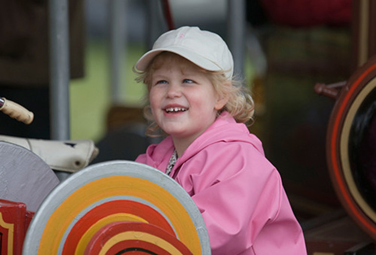 Utangaç gülümsemesi uçup gitti...Saçlarını açtı, kendini gençlik aşkının kollarına bıraktı