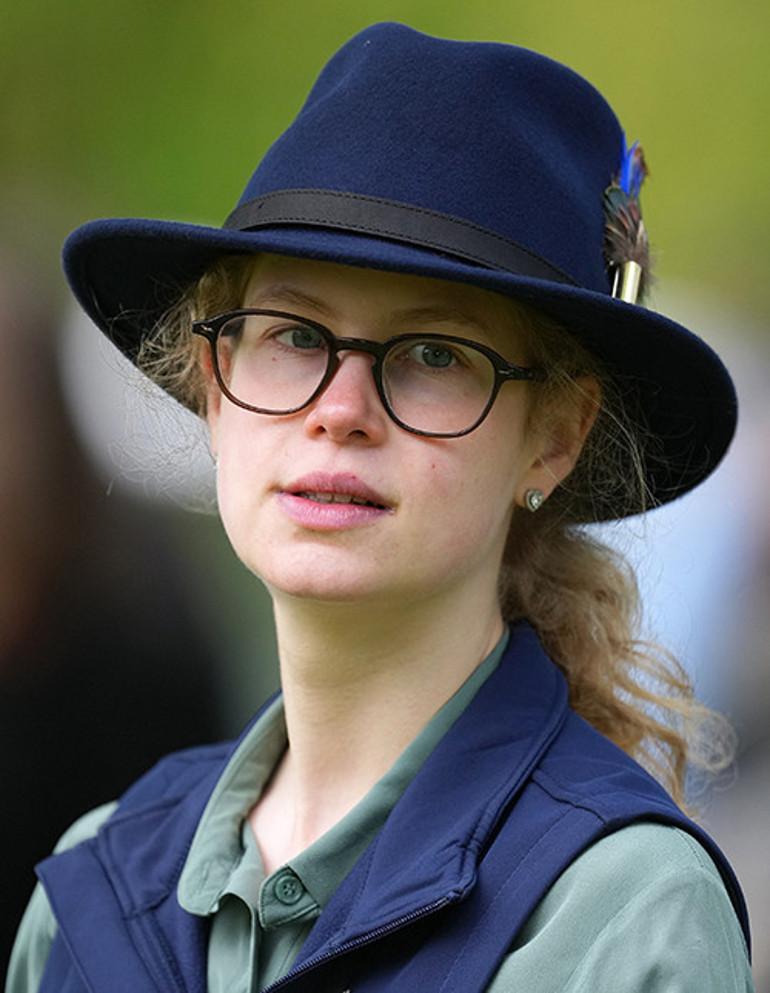 Utangaç gülümsemesi uçup gitti...Saçlarını açtı, kendini gençlik aşkının kollarına bıraktı