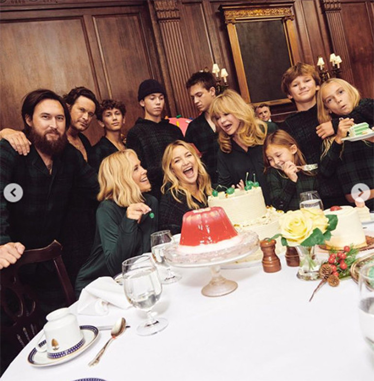 Üç aşkından üç çocuğu var: Evlenmeye yanaşmadığı nişanlısıyla mutlu aile pozları