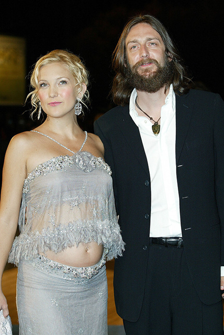 Üç aşkından üç çocuğu var: Evlenmeye yanaşmadığı nişanlısıyla mutlu aile pozları