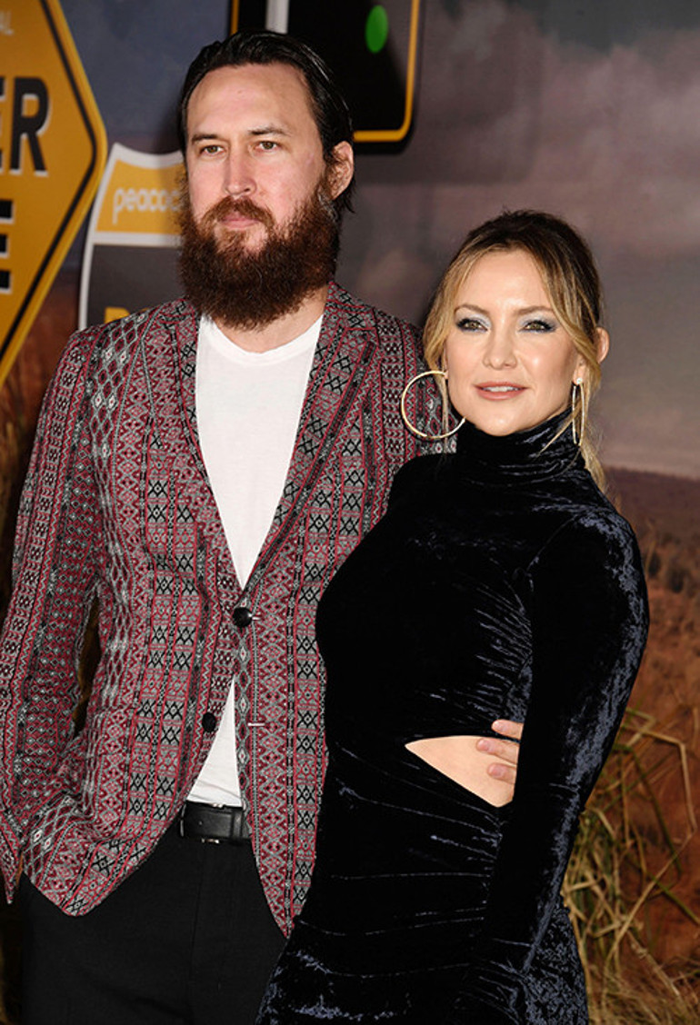 Üç aşkından üç çocuğu var: Evlenmeye yanaşmadığı nişanlısıyla mutlu aile pozları