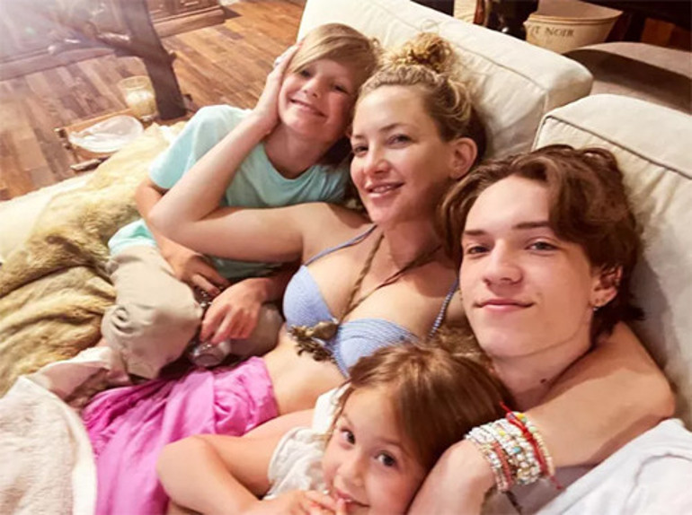 Üç aşkından üç çocuğu var: Evlenmeye yanaşmadığı nişanlısıyla mutlu aile pozları