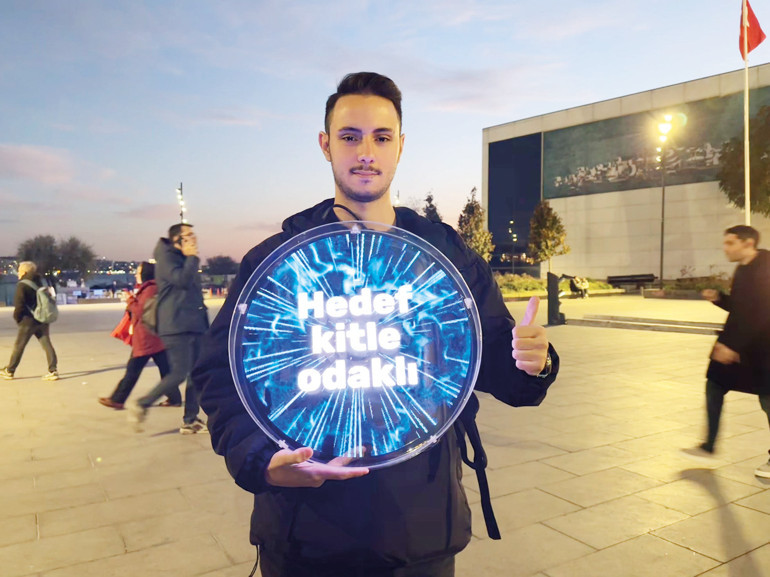 Hem İstanbul’un en güzel yerlerini dolaşıyor hem de ‘eve ekmek götürüyorlar’