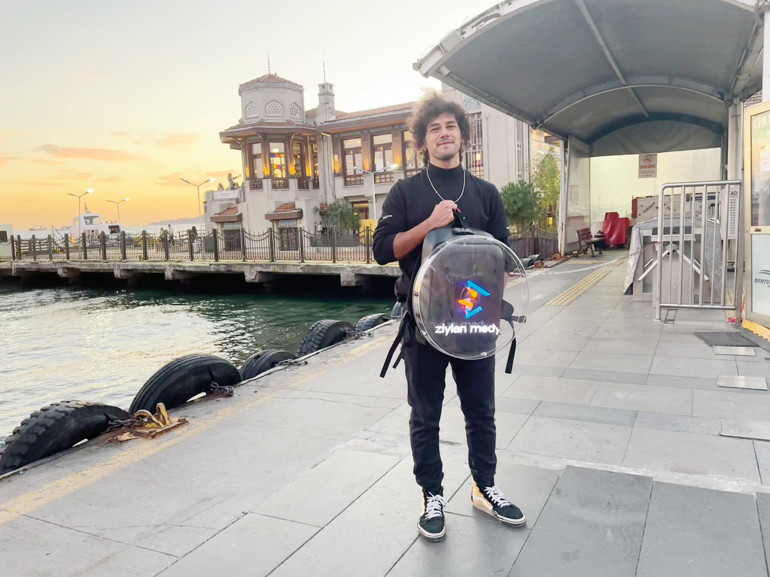 Hem İstanbul’un en güzel yerlerini dolaşıyor hem de ‘eve ekmek götürüyorlar’