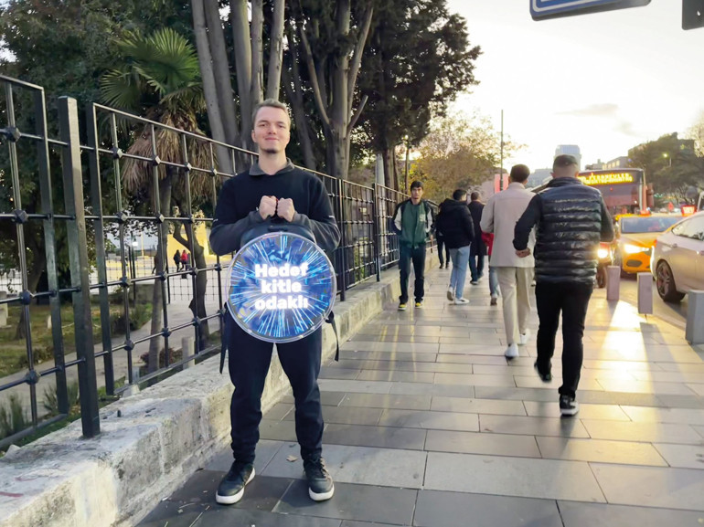 Hem İstanbul’un en güzel yerlerini dolaşıyor hem de ‘eve ekmek götürüyorlar’