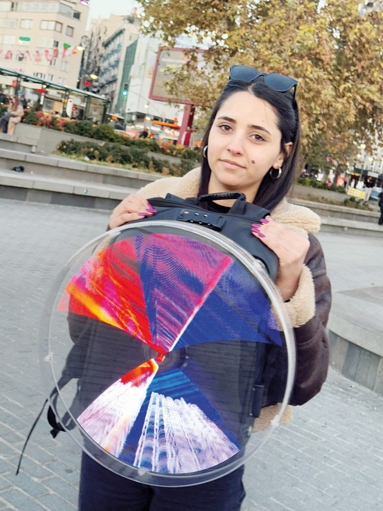 Hem İstanbul’un en güzel yerlerini dolaşıyor hem de ‘eve ekmek götürüyorlar’