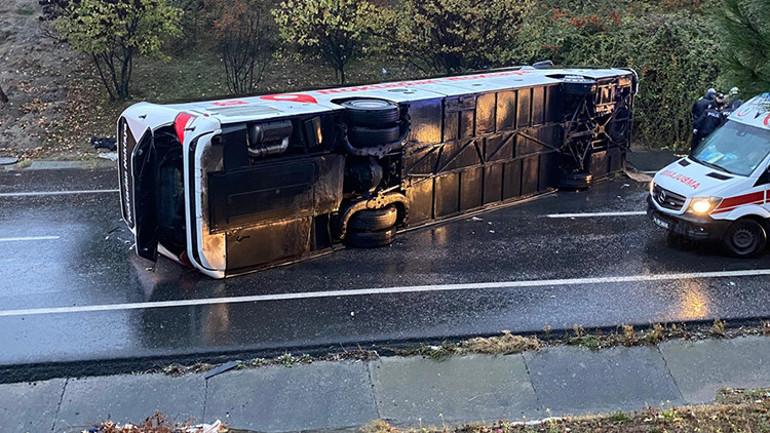 Bayrampaşada yolcu otobüsü yan yattı: 2 can kaybı, 15 yaralı