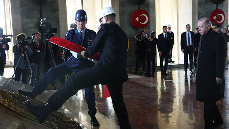 Atatürkü saygıyla anıyoruz... Erdoğan ve devlet erkanı Anıtkabiri ziyaret etti: Büyük Türkiye vizyonuyla yolumuzda ilerliyoruz