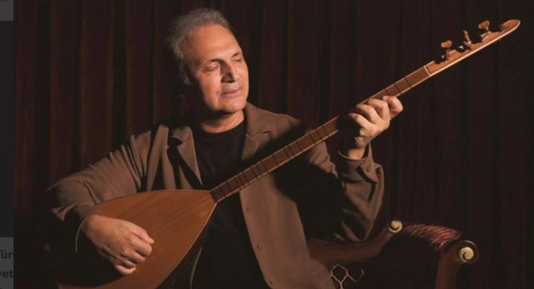 Kendi türkülerini seslendirdi