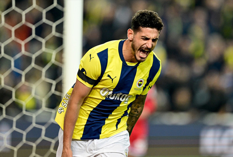 Fenerbahçeli yıldız mest etti, taraftar ayakta alkışladı Sezon rekoru kırıldı, Amrabat bir ilki yaşadı