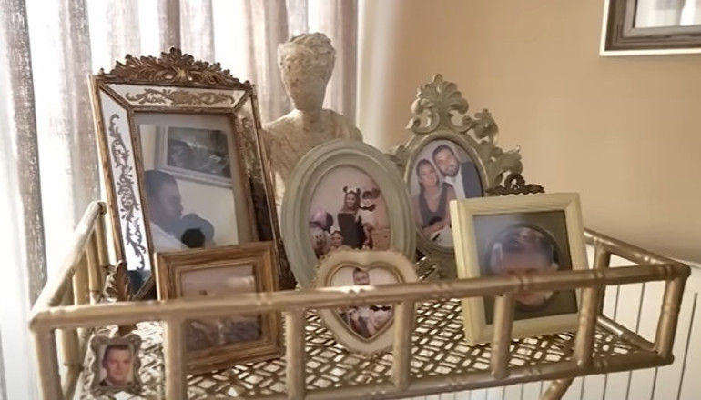 Evinin kapılarını açtı