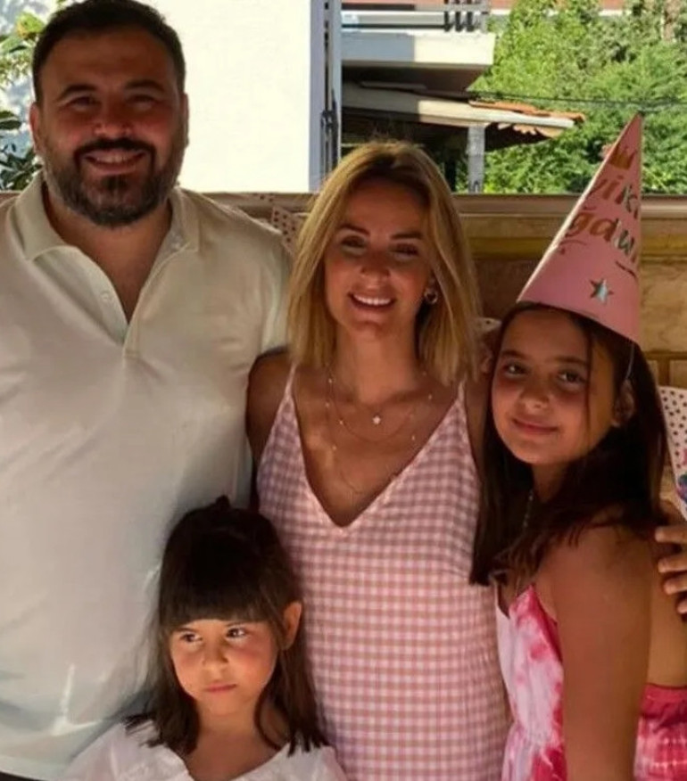Evinin kapılarını açtı
