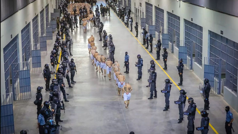 Mega hapishane yeniden dünya gündeminde: İşkence iddiaları kapılarını açtırdı