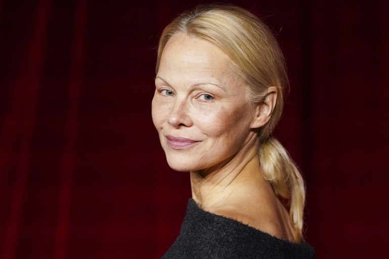 Büyük şöhreti ona acıdan başka bir şey vermemişti… Artık makyaj bile yapmıyor… 60ına merdiven dayayan ünlü oyuncu ikinci baharını yaşıyor