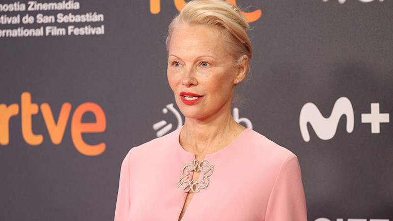 Büyük şöhreti ona acıdan başka bir şey vermemişti… Artık makyaj bile yapmıyor… 60ına merdiven dayayan ünlü oyuncu ikinci baharını yaşıyor