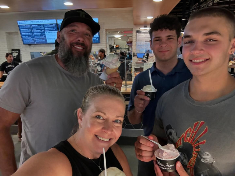 Genç yaşında büyük bir yıldız olmuştu… Anne olunca şöhrete sırt çevirdi… Üç oğlu artık kendi boyunu geçti