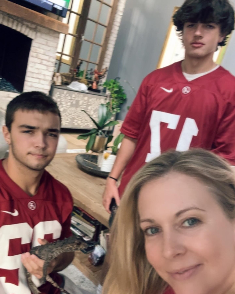 Genç yaşında büyük bir yıldız olmuştu… Anne olunca şöhrete sırt çevirdi… Üç oğlu artık kendi boyunu geçti