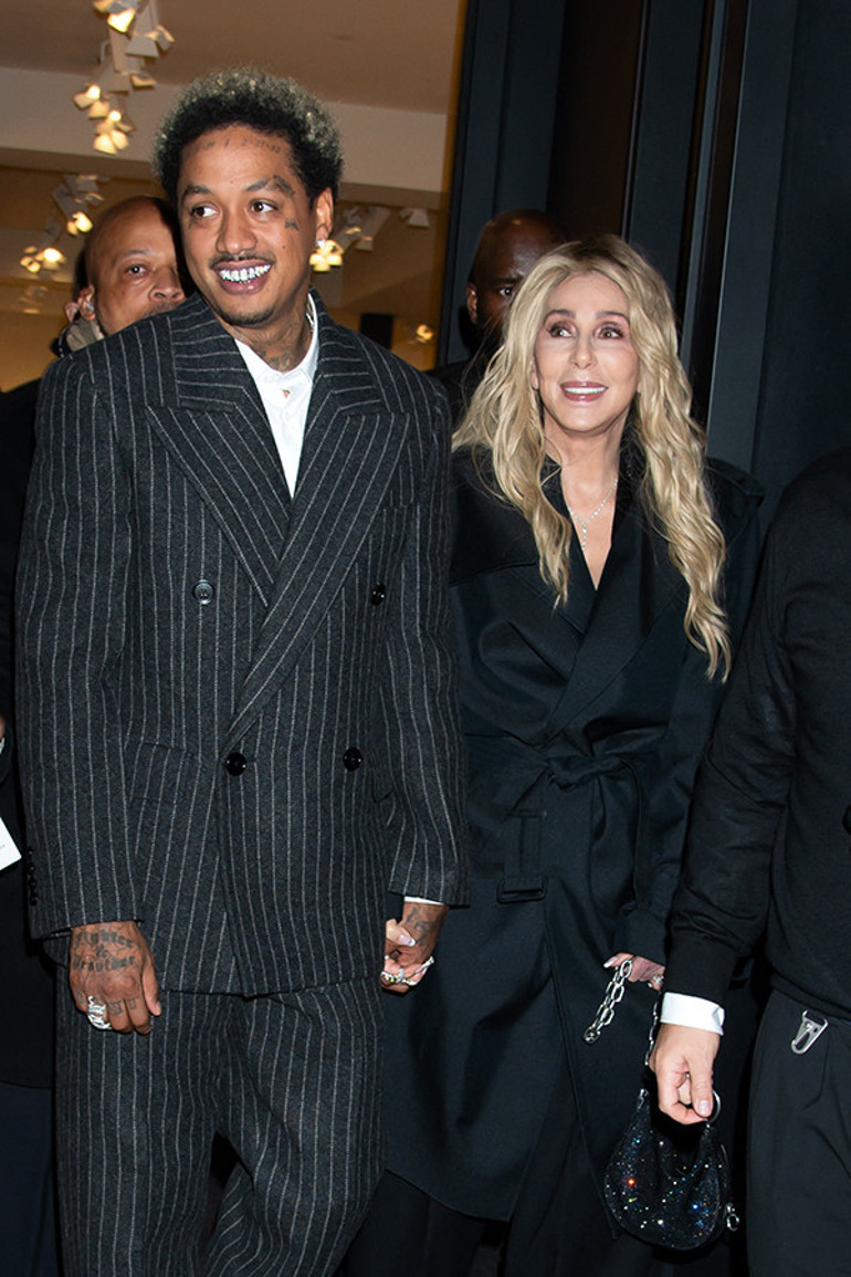 Kendinden 40 yaş küçük sevgilisiyle büyük bir aşk yaşıyor… En sonunda güneş ışığına bile düşman oldu… ‘Tıpkı bir vampire döndü’