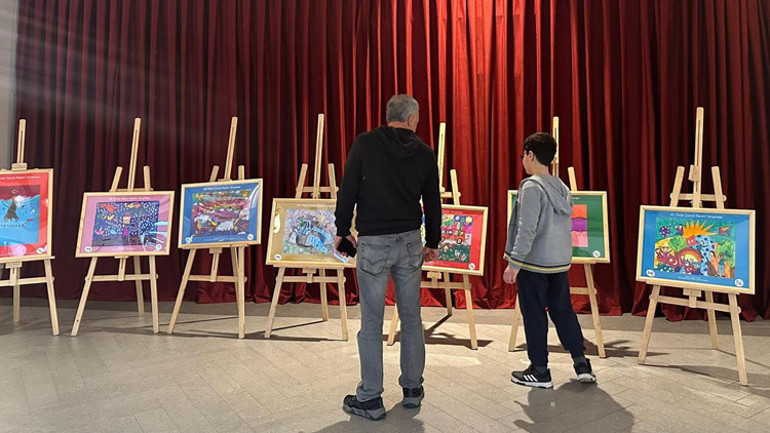 Minik Ressamların Eserleri Türkiye Turunda