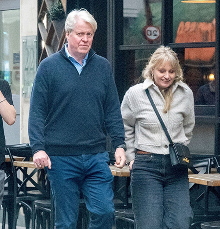 Karısıyla sevgilisi birbirine girmişti... Beyaz saçlı büyük dayının keyfi yerinde