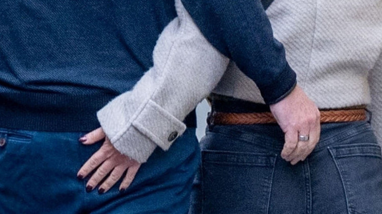 Karısıyla sevgilisi birbirine girmişti... Beyaz saçlı büyük dayının keyfi yerinde