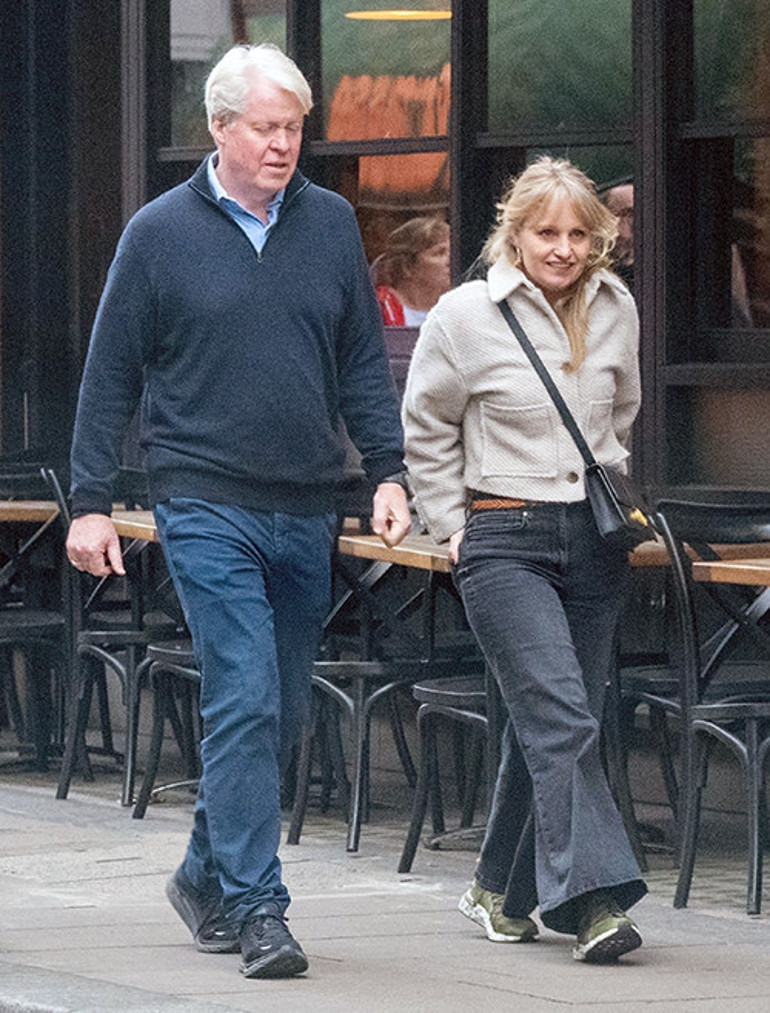 Karısıyla sevgilisi birbirine girmişti... Beyaz saçlı büyük dayının keyfi yerinde