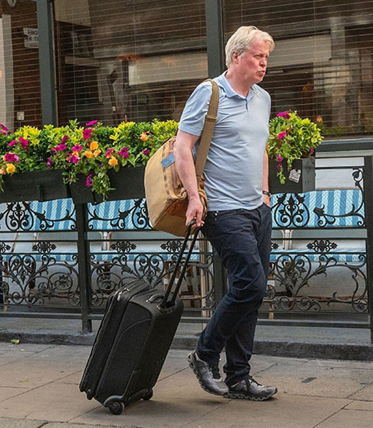 Karısıyla sevgilisi birbirine girmişti... Beyaz saçlı büyük dayının keyfi yerinde