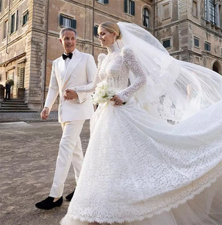 Karısıyla sevgilisi birbirine girmişti... Beyaz saçlı büyük dayının keyfi yerinde