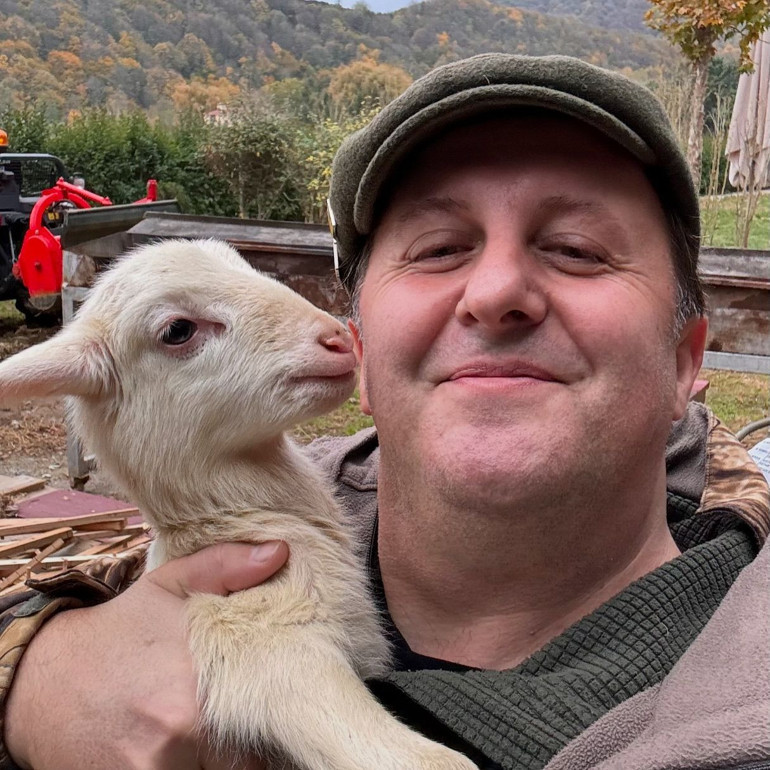 Ünlü oyuncunun çiftlik hayatı... Dede oldum