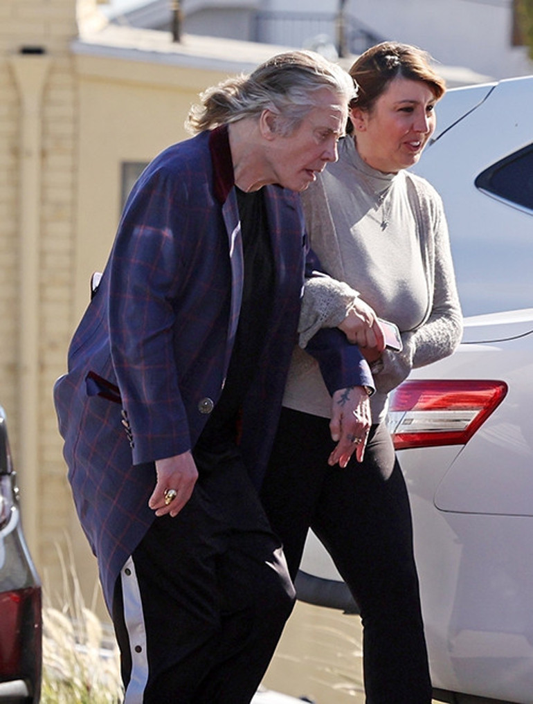 İhanetini bile bağışlamıştı... Hayatını hasta kocasının bakımına adadı... Ama kendi hali içler acısı