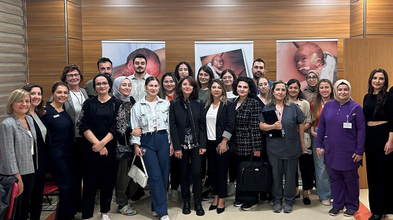 “Ten Tene Temasla Hayata Sarılsın” projesiyle, yenidoğan yoğun bakım ünitesindeki sağlık çalışanlarına eğitimler veriliyor