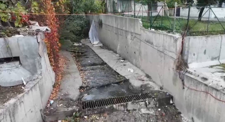 İstanbulda tepki çeken görüntü: Ganj Nehrine benzetildi... Kadıköye dökülen dere can çekişiyor