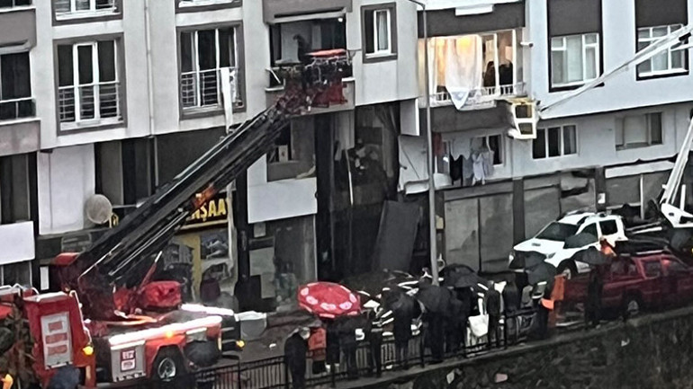 Rizede heyelan Kayan toprak evlere doldu... 1 can kaybı, 3 yaralı