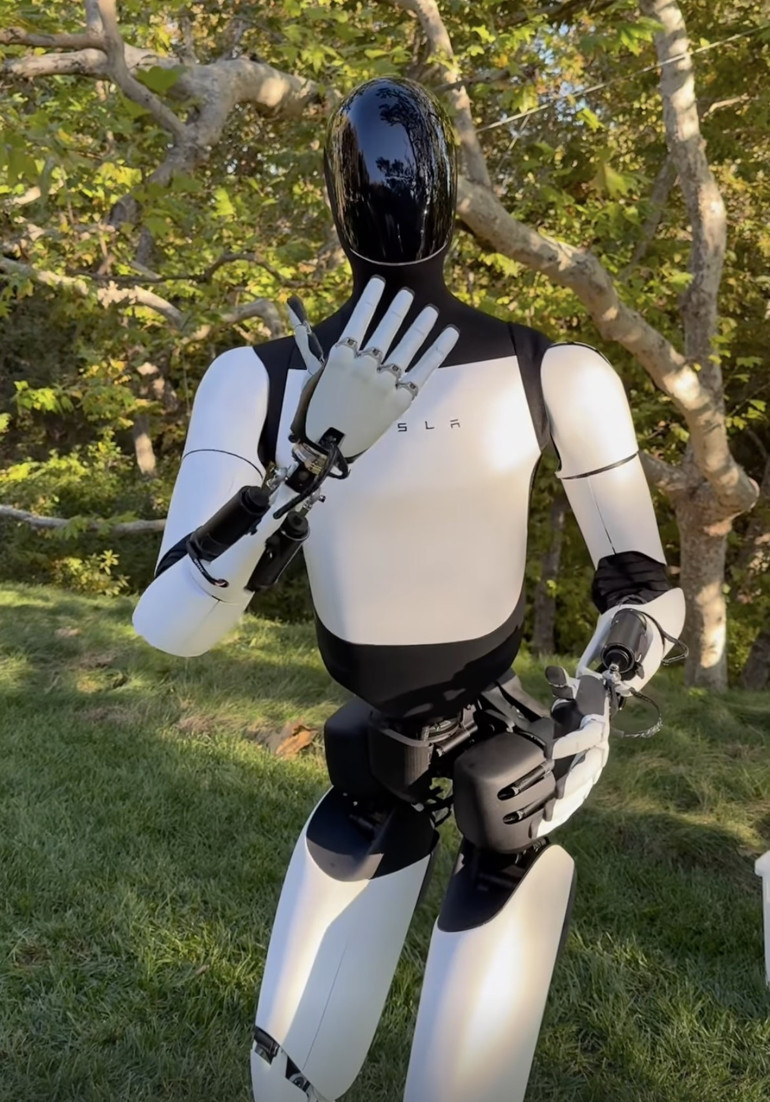 ‘Bekar annelik çok zor’ diyordu… İşte milyarder yıldızın yeni oyuncağı…  Robotuna bakıcılık mı yaptıracak