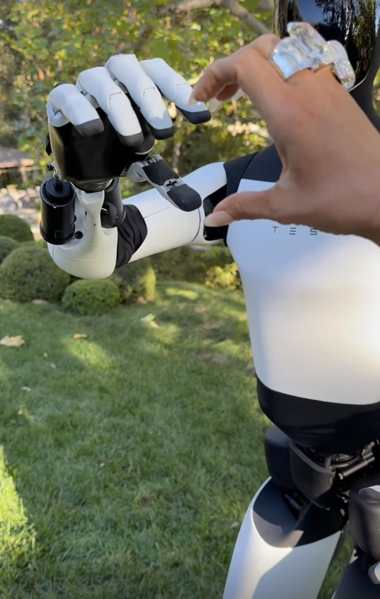 ‘Bekar annelik çok zor’ diyordu… İşte milyarder yıldızın yeni oyuncağı…  Robotuna bakıcılık mı yaptıracak