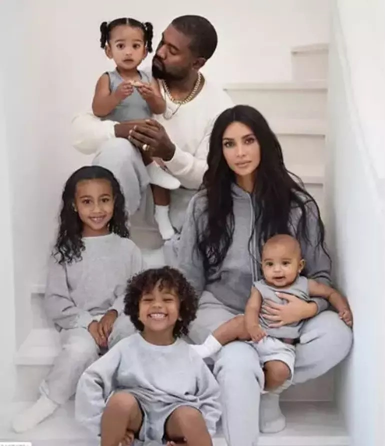 ‘Bekar annelik çok zor’ diyordu… İşte milyarder yıldızın yeni oyuncağı…  Robotuna bakıcılık mı yaptıracak